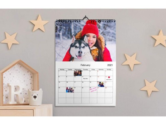 Un calendario personalizado<br/>Pueden ser un calendario de perritos, con fotos de tu familia o con un tema que le guste a tu familiar. Sabrá que se lo diste pensando realmente en él.