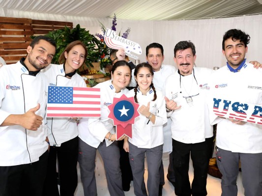 Fiesta de independencia en la Embajada Americana