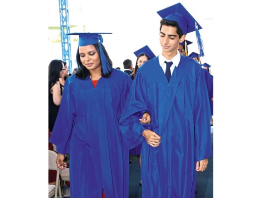 La graduación de los seniors 2016 de Macris School