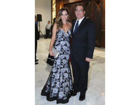 Krista y Carlos Alvarez.