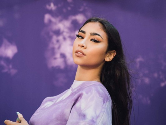 3. Paloma Mami fue descubierta por su voz delicada pero poderosa, su sencillo “Not Steady” se convirtió en un éxito viral. La cantante y compositora chilena, firmó con Sony Music Latin, desde entonces ha lanzado éxito tras éxito lo que la ha convertido en una de las artistas más importantes de estos tiempos.