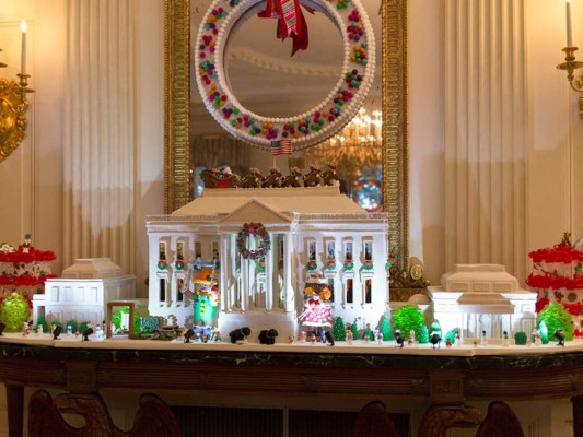 <br/>Un favorito de las fiestas: la Gingerbread House dispuesta en el State Dining Room y que es tradición desde 1969. Este año, la chef Susie Morrison la elaboró con 150 libras de gingerbread, 100 libras de masa, 20 libras de gum paste, 20 libras de icing y 20 libras de piezas de azúcar.