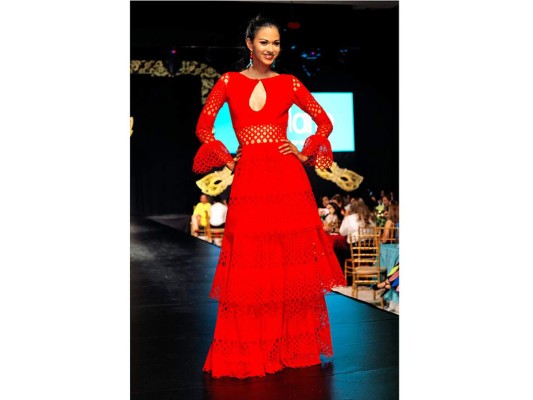 Vestido de mangas con volante y falda en tres tiempos.