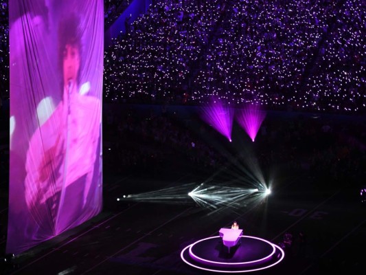 Uno de los momentos trascendentales del Half Time fue sin duda el homenaje a Prince gracias a un holograma que se proyectó en el U. S Bank Stadium, recordando al ícono creador de Purple Rain