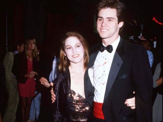 Melissa Womer. La primera esposa del actor y madre de sus hija Jane Eryn Carrey. Carrey y Womer se casaron en 1987. En 1995, la pareja decidió dar por terminado su matrimonio. Se rumora que los deslices del actor con sus coestrellas posiblemente fueron la causa de su divorcio.<br/>