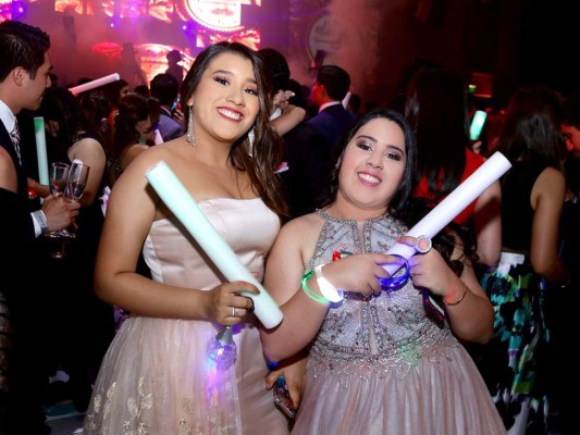 Glamour en la gala de la Escuela Internacional Sampedrana