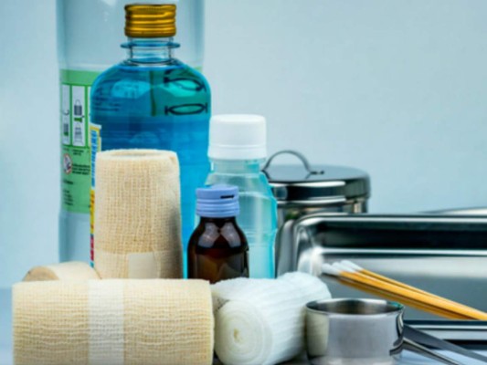 Antisépticos: Agua Oxigenada, esta es utilizada para la limpieza y desinfección de heridas. Alcohol al 70%, este puede ser utilizado para limpiar algún instrumento que vaya a utilizarse en una persona, también para desinfectar la pierna no herida para la realización de cuenta procedimiento como una inyección.