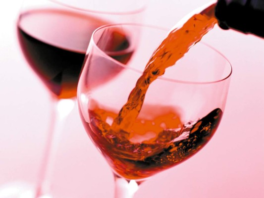 Vino rojo. Beber una copa de vino rojo al día no solo es bueno para tu corazón sino también para tu piel. Y es que está comprobado que su antioxidante llamado resveratrol, tiene efectos anti envejecimiento y antinflamatorios.