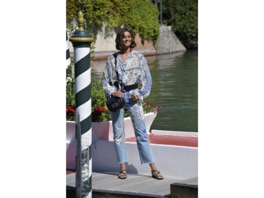 Taylor Hill, la modelo estadounidense escogió un look que evoca un encanto refinado.
