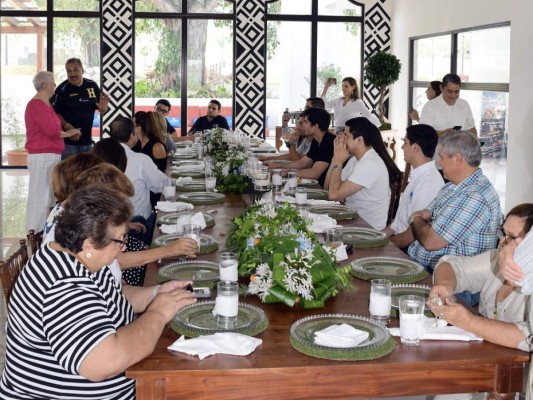 Alegre almuerzo en Ciudad Maya