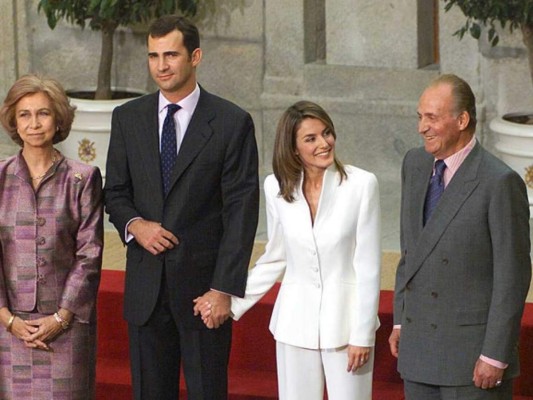 El 1 de noviembre del 2003 la Casa Real, mediante un comunicado oficial, daba a conocer el compromiso matrimonial del Príncipe de Asturias, que había encontrado por fin el amor en Letizia Ortiz.<br/>