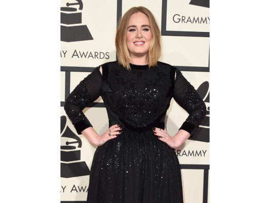 Vestido negro. No es ningún secreto. La ropa de color negro adelgaza y estiliza al instante. Claro, eso no quiere decir que siempre debamos vestir como si estuviéramos en un funeral, pero un vestido negro siempre será un acierto. Solo asegúrate de usar una buena ropa interior que defina tu silueta y tacones altos.