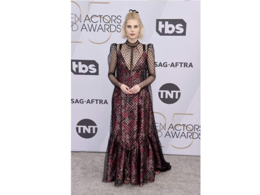 Aunque amamos el estilo boho-chic de Lucy Boynton, en esta ocasión no nos convenció. La princesa bohemia utilizó una combinación de texturas y prints que la hicieron lucir como una ''bruja'' sacada de algún cuento de hadas debido a su vestido Erdem que tenía inspiración entre estilos gótico y romántico.