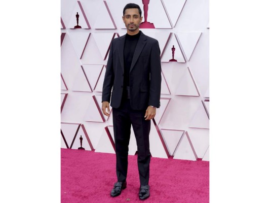 Riz Ahmed<br/>Pocos pueden lucir un look tan simplista y lucirlo tan bien como este actor, quien llegó en un imponente esmoquin Prada.