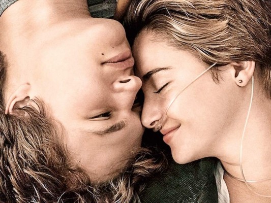 Hazel & Augustus, The fault in our stars (2014) Ah los amores imposibles! Esos en que la muerte se interpone y te rompe el corazón. Shailene Woodley y Ansel Elgort nos hacen llorar a morir en esta película basada en la novela de John Green y que gira en torno a dos jóvenes pacientes de cáncer cuyas vidas se cruzan de repente para dejar una huella imborrable de amor y despedida.