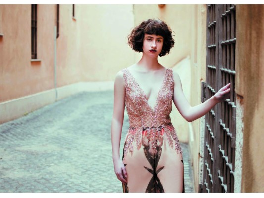 Impecable, etérea, surrealista y femenina, la colección DIVINITY de Fernando Alberto Atelier lleva los estampados de motivos religiosos a un nuevo nivel. Transparencias, audaces combinaciones de prints y delicados bordados de pedrería transforman sus diseños en arte para llevar. <br/><br/>Credits: Fotografía C.DAREN, makeup artist: JESSICA MAXWELL, edición: LEIGH MOOSE/ SYS STUDIOS, vestuario: FERNANDO ALBERTO DIVINITY COLLECTION, FW18, Accesorios: DANILO’S X FERNANDO ALBERTO, modelos:TARA CORINNE & ABIGAIL SALGADO, locaciones: ROMA & NEW YORK, textos: LUIS ÁNGEL MURILLO<br/>