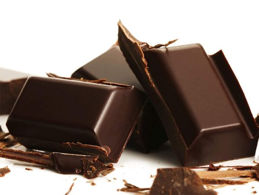 2/3 de chocolate negro (95 Calorías)