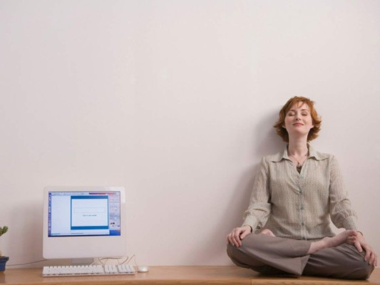 6.Medita. Quizás seas un incrédulo o te parezca muy difícil aprender a meditar, pero podrías animarte a hacerlo si te recuerdo que varios estudios, como uno reciente del Massachusetts General Hospital, han demostrado que a través de una práctica diaria de 30 minutos tu capacidad de aprendizaje aumenta, incrementas además tu tolerancia al estrés y te concentras mejor. Tenemos entre 60 mil y 80 mil pensamientos al día, muchos de ellos nos perturban y preocupan, así que aprende a aquietar tu mente a través de la meditación.