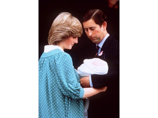 La princesa Diana y el príncipe Carlos salen del hospital St Mary en Paddington, Londres, días despúes del nacimiento de William, el 21 de junio de 1982