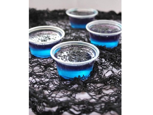 Black Magic Jello Shots<br/>Berry Blue con infusión de vodka y Jell-O de uva se convierten en capas malvadas cuando se las cubre con azúcar negro.<br/>