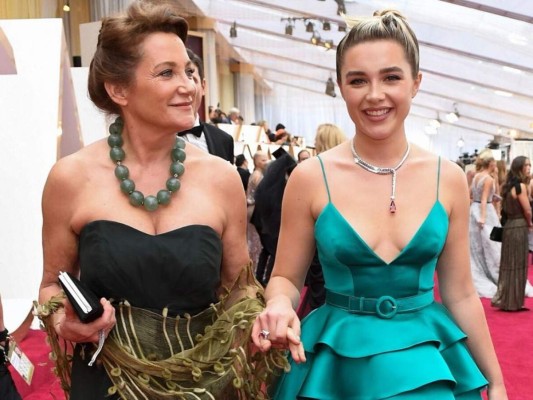 Florence Pugh fue al evento de Hollywood en compañía de su madre, Deborah.