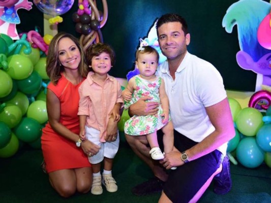 Satcha Pretto, la reconocida periodista hondureña ganadora de un Emmy y copresentadora del programa Despierta América, es madre de dos hijos además embajadora de Operación Sonrisa y está comprometida con el apoyo para la educación de los jóvenes en Honduras.
