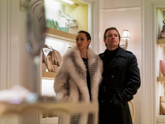 Podemos ver a la personificación de la modelo Elsa Peretti, quien fue una de las que inspiró al diseñador Halston a crear sus piezas emblemáticas como los vestidos tipo caftán. Además, que colaboró para la creación de la primera fragancia del modisto.