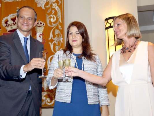 El embajador Miguel Albero, Maria Dolores Aguero y Elena Herreros