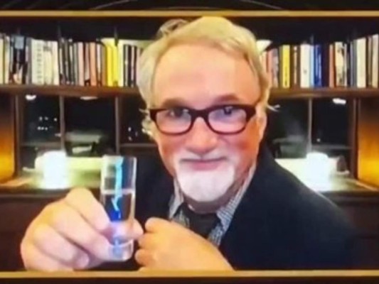 Cuando se anunció que Aaron Sorkin ganó a Mejor Guion por El Juicio de los 7 de Chicago, David Fincher, quien también estaba nominado por Mank, decidió tomarse un shot de tequila celebrando el triunfo de su contrincante. ¡Perdiendo, pero festejando!