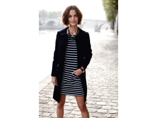 Una chaqueta larga complementa al maximo un mini dress a rayas