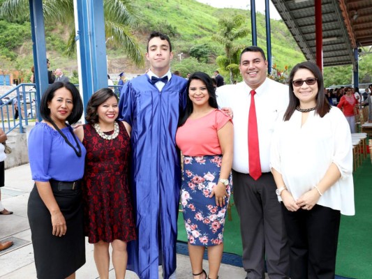 Entrega de títulos de la Discovery School