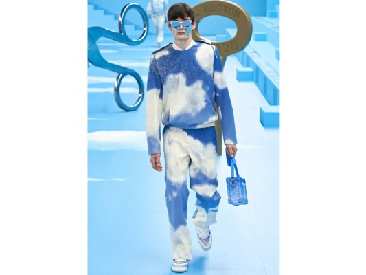 Louis Vuitton, otoño/invierno 2020. Trajes a medida y bolsos de cuero fueron presentados con un telón de fondo azul cielo que hacía ver la colección como si se tuviera “El cielo en la tierra”.
