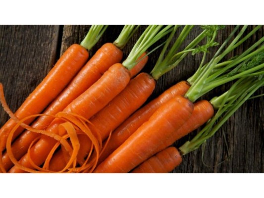 Carotenoides: zanahoria, espinacas, pimiento rojo, acelga, albaricoque, caqui, endivia, tomate, mango, brócoli, puerro, calabaza, guisante y judía.