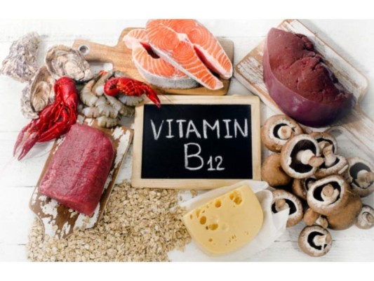 Alimentos ricos en vitamina B12 son las carnes y los lácteos.