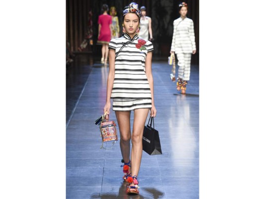 Las rayas horizontales no podían faltar en la pasarela SS 2016 de Dolce & Gabbana