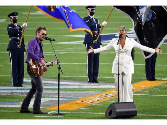 El evento continuó con la increíble presentación del himno nacional estadounidense interpretado por la cantante afroamericana de Soul y R&B, Jazmin Sullivan, junto al artista country Eric Church. La National Football League (NFL) pensó en este dueto con el objetivo de hacer un llamado a la sociedad estadounidense para rechazar el racismo.