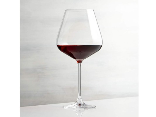 Vino tinto. ¿Y usted a que vino si no fue a tomar vino ?, una copita es suficiente. El vino te será beneficioso por tres razones: nivela tu presión arterial, control de la diabetes y un corazón sano, gracias a su elevado contenido de Resveratrol, un componente que se encuentra también en arándanos, frambuesas y moras