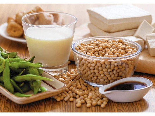 Soya. La proteína de origen vegetal, es un hidratante para la piel, estimulando la formación de colágeno y mejora significativamente la textura de manos, pies, codos y rodillas, puede ayudarnos con el crecimiento de cabello y su fortalecimiento. Un estudio de Tokio en 2017 comprobó que varias mujeres que consumieron soya por un espacio de doce semanas, redujeron significativamente sus arrugas.