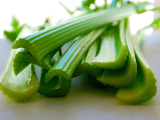 Apio. Para nuestros caldos, ensaladas, licuados y aderezos es infaltable y los beneficios que incluyen antioxidantes, cardioprotectores, diuréticos y hasta analgésicos. El apio es un must para lucir jóvenes y bellas
