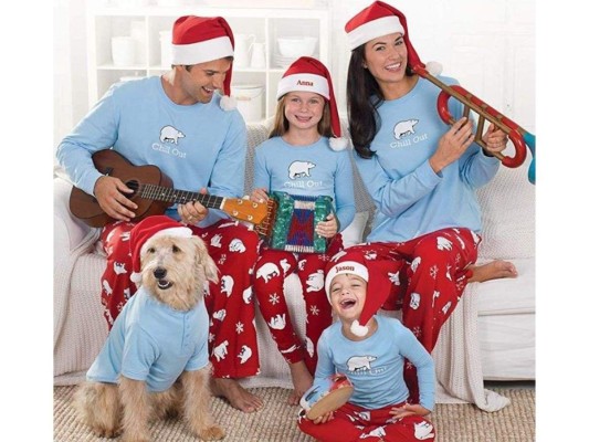 Pijama de Navidad familiar<br/>Este es un regalo muy íntimo y especial que puedes darle tanto a tus padres como a tus hijos. ¿Te imaginas las fotos? Se verán fenomenal.