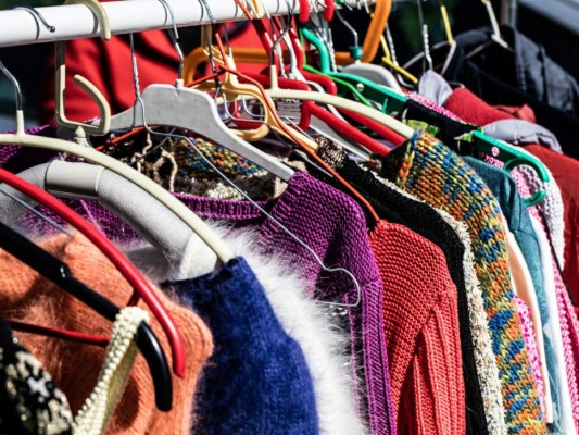 Si eres de las que les gusta el estilo grunge y vintage seguro has comprado en tiendas de segunda mano, aquí todo lo que debes saber antes de aventurarte al mundo de los bazares.