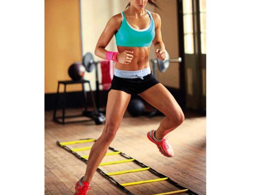 Está comprobado que quienes siguen un programa HIIT de 8 semanas pierden un 2 % de grasa corporal; en cambio, las que siguieron un programa constante y sostenido en una banda continua no perdieron nada de grasa corporal.