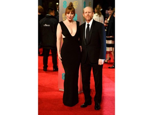 El actor y productor de cine Ron Howard y la actriz Bryce Dallas Howard en la alfombra roja de BAFTA British Academy Film Awards en el Royal Albert Hall en Londres
