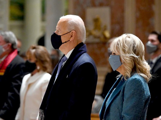Joe Biden asiste a misa antes de su juramentación como presidente