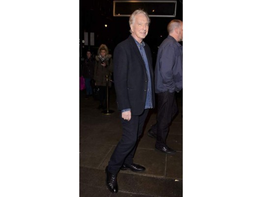 Alan Rickman<br/>Este es el talentoso actor Alan Rickman luciendo espectacular antes de perder su batalla contra el cáncer, el cual le fue diagnosticado en agosto del 2015 pero lo mantuvo en secreto hasta su muerte el 14 de enero de 2016.<br/>