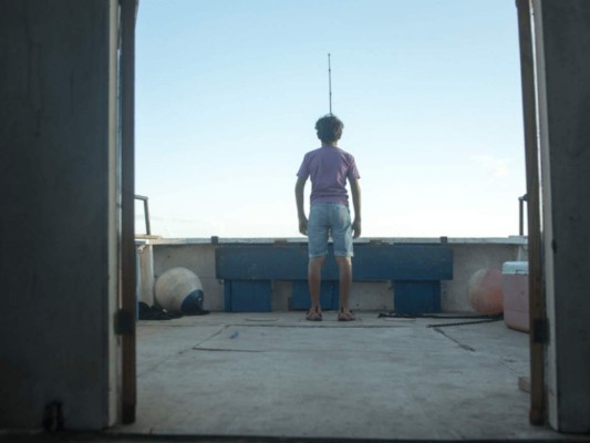 Milagro azul. Para ayudar a un orfanato de escasos recursos, un hombre y un grupo de jóvenes se asocian con el gruñón capitán de un barco para competir en un lucrativo torneo de pesca. Se estrena el 27 de mayo.