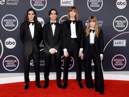 Los looks de los American Music Awards 2021