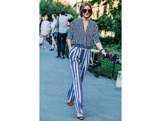 Pocas se atreven a llevar un look rayas sobre rayas como lo lleva de forma elegante y refinada la blogger Olivia Palermo