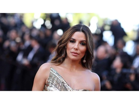 Eva Longoria<br/>Es egresada de la licenciatura en Estudios Chicanos y Ciencias Políticas.<br/>