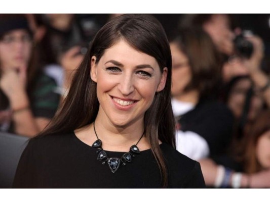 Mayim Bialik<br/>Se graduó en neurociencia y en estudios judaicos y hebreos en la Universidad de California en los Ángeles. No solo eso, también tiene un doctorado, también en neurociencia.